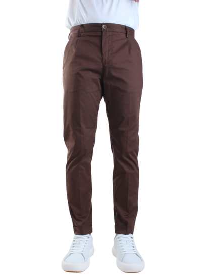 Rar pantaloni Rio con pinces slim fit marrone