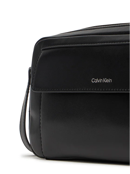 Calvin Klein pochette in ecopelle con zip nero